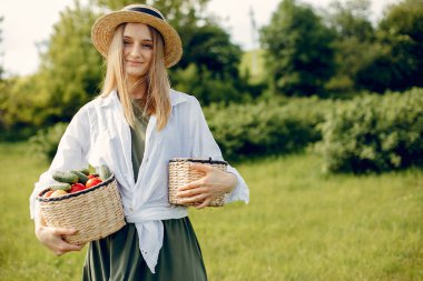 Yaz tarlasında güzel bir kadın