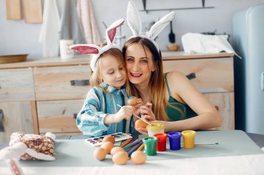 Anne ve küçük kızı mutfakta.