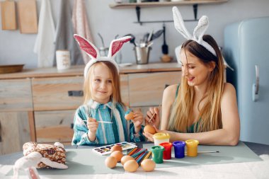 Anne ve küçük kızı mutfakta.