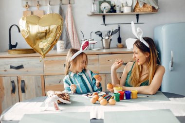 Anne ve küçük kızı mutfakta.