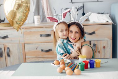 Anne ve küçük kızı mutfakta.