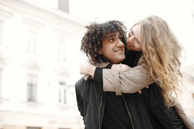 Karışık bir çift bahar şehrinde birlikte zaman geçiriyorlar.