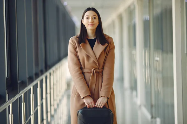 Woman with suitcase at the airport — Stock Photo, Image