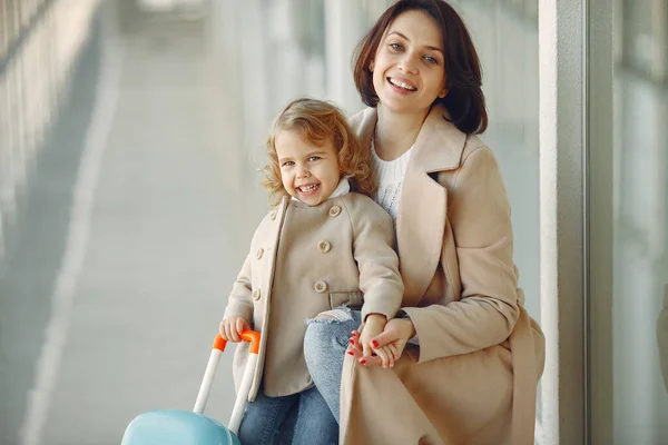 Mutter mit Tochter am Flughafen — Stockfoto