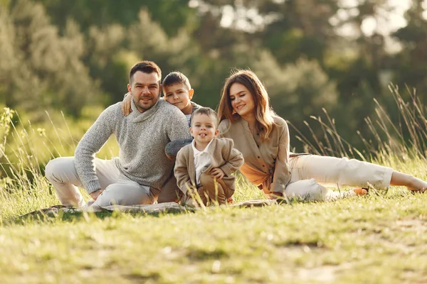 Família bonito jogando em um campo de verão — Fotografia de Stock