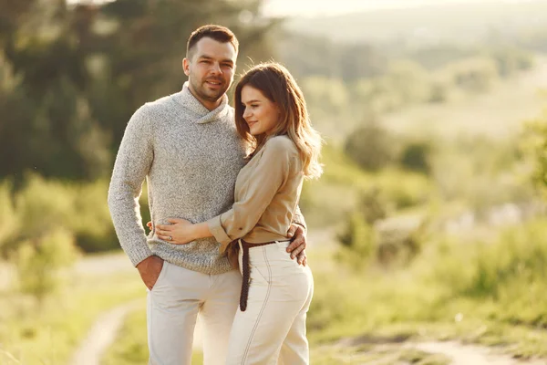 Vackra par tillbringar tid på ett sommarfält — Stockfoto