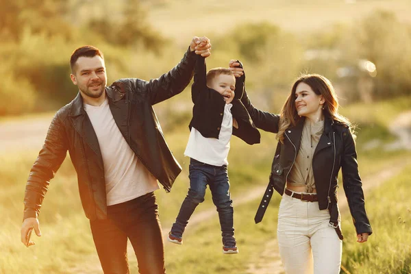 Nette Familie spielt in einem Sommerfeld — Stockfoto