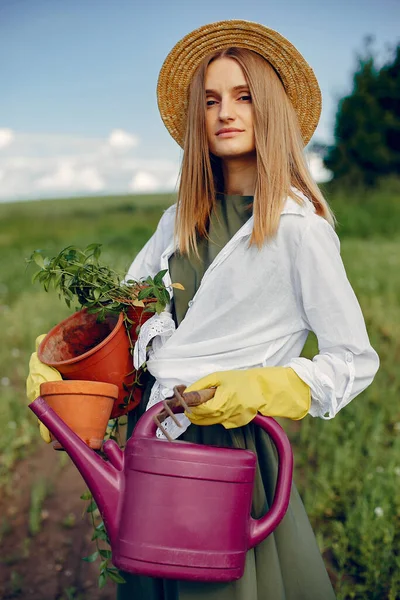 Mulher bonita em um campo de verão — Fotografia de Stock