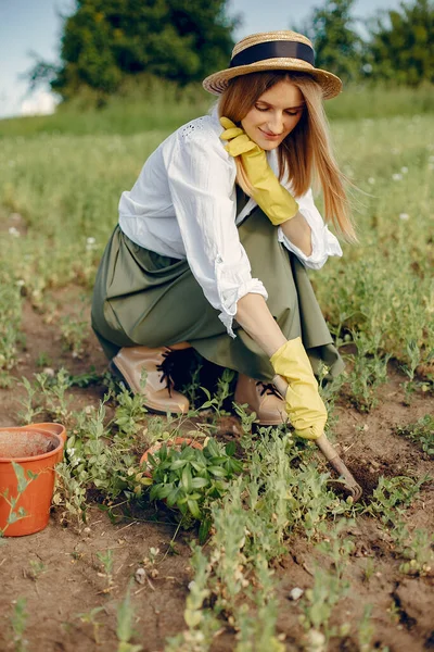 Wanita cantik di ladang musim panas — Stok Foto