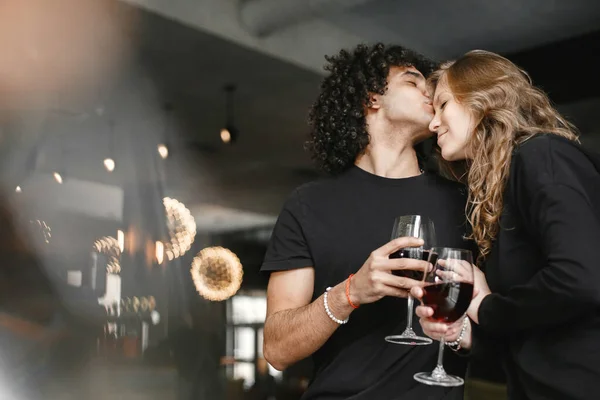 Gemischtes Paar verbringt Zeit zusammen in einem Café — Stockfoto