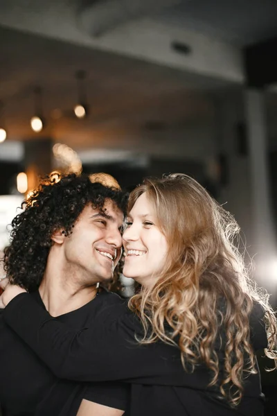 Blandat par tillbringar tid tillsammans på ett café — Stockfoto