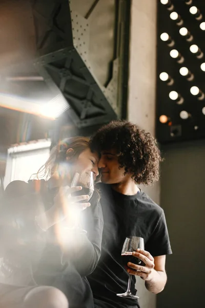 Casal misto spenting tempo juntos em um café — Fotografia de Stock