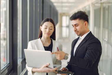 Ortağıyla bir ofiste çalışan bir iş adamı.