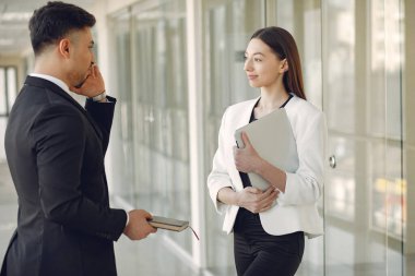 Ortağıyla bir ofiste çalışan bir iş adamı.