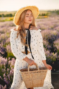 Beyaz elbiseli kadın lavanta tarlasında