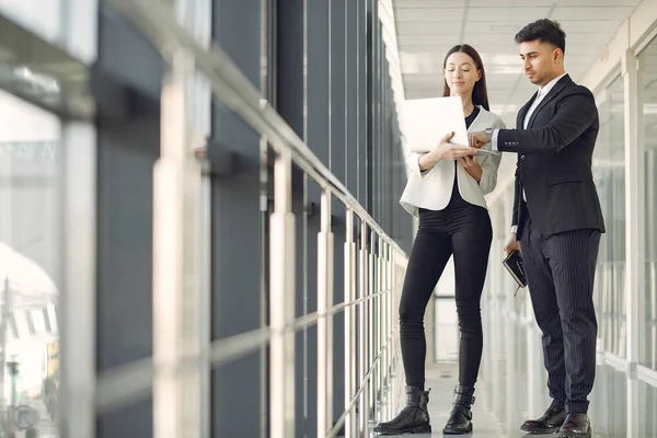 Affärsman med sin partner på ett kontor — Stockfoto