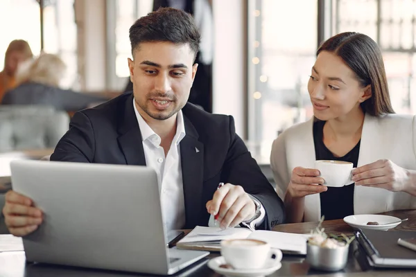 Snygg affärsman som arbetar på ett kontor och använder telefonen — Stockfoto