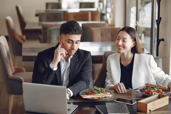 Ofiste çalışan şık bir işadamı ve telefonu kullanıyor. — Stok fotoğraf