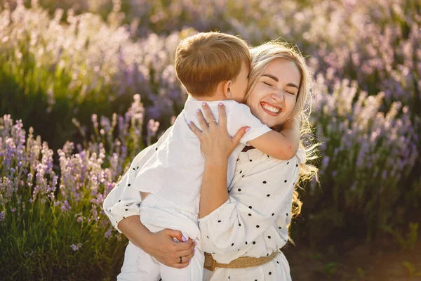 Kleiner Junge mit seiner Mutter in einem Lavendelfeld — Stockfoto