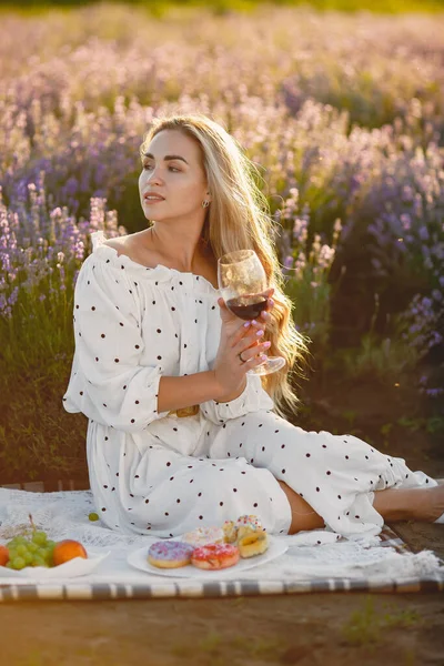 Mujer en un vestido blanco en un campo de lavanda —  Fotos de Stock