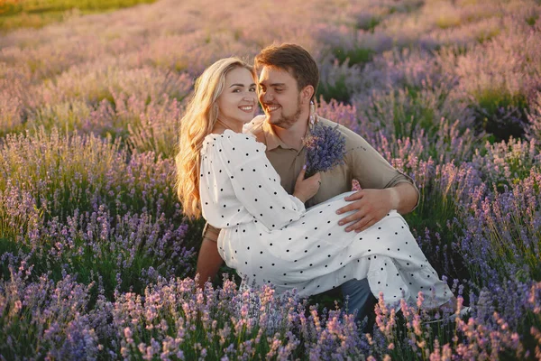 Mulher em um vestido branco com o marido em um campo de lavanda — Fotografia de Stock