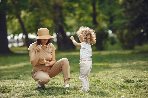 Elegante Mutter mit Tochter im Sommerwald — Stockfoto