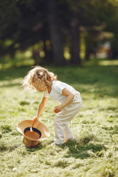 Schattig klein meisje spelen in een zomer park — Stockfoto