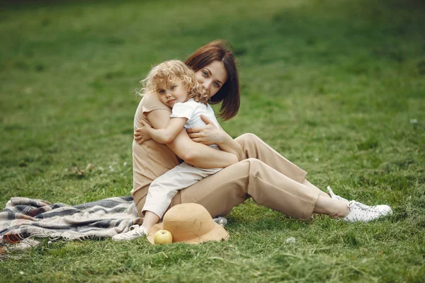 Элегантная мать с дочерью в летнем парке — стоковое фото
