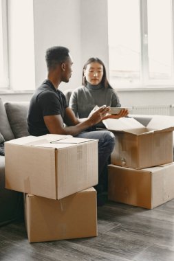 Yeni evlerinde kutuları açan çiftler.