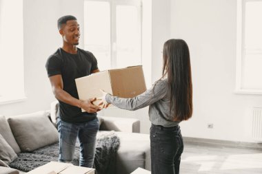 Yeni evlerinde kutuları açan çiftler.