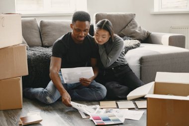 Yeni daire için tasarım seçen çeşitli çiftler