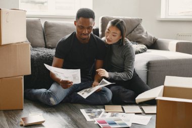 Yeni daire için tasarım seçen çeşitli çiftler