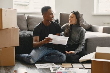 Yeni daire için tasarım seçen çeşitli çiftler