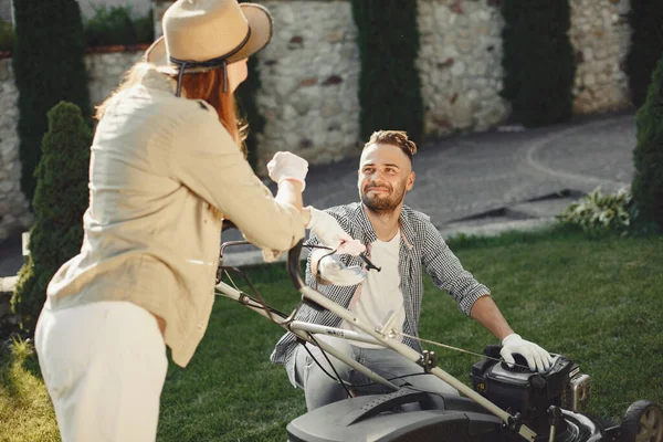 Tosaerba persone che lavorano sul cortile — Foto Stock