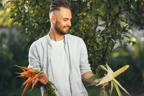 Retrato de granjero sonriente sosteniendo verduras en su mano —  Fotos de Stock