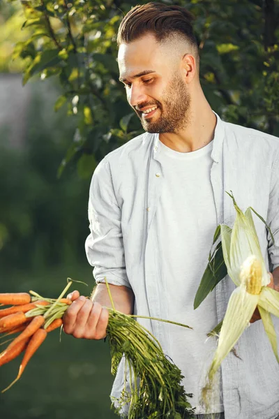 Potret petani tersenyum memegang sayuran di tangannya — Stok Foto