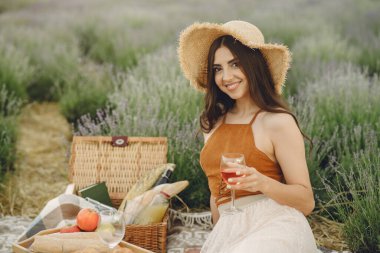 Lavanta tarlasında hasır şapkalı bir kadın.