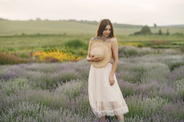 Lavanta tarlasında duran sütyensiz bir kadın