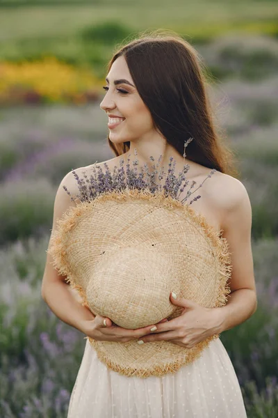 Vrouw zonder beha staand in een lavendelveld — Stockfoto