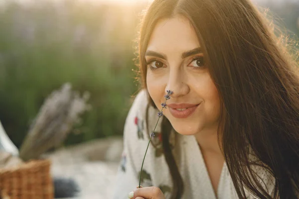 Žena na levandulovém poli sedí na dece — Stock fotografie