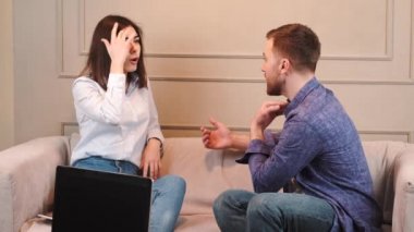 Genç bir kadın erkek psikoloğuyla konuşuyor.