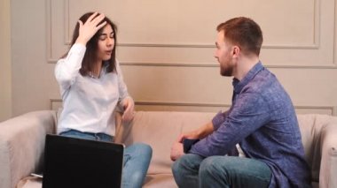 Genç bir kadın erkek psikoloğuyla konuşuyor.