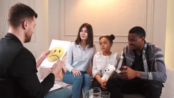 Rodina s dcerou mají test na psychoterapeuta — Stock video