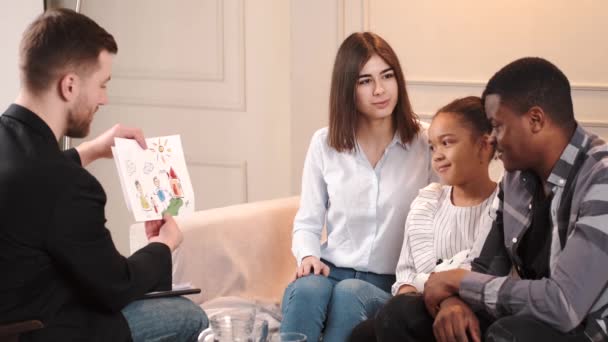 Familia con hija haciéndose una prueba de psicoterapia — Vídeo de stock