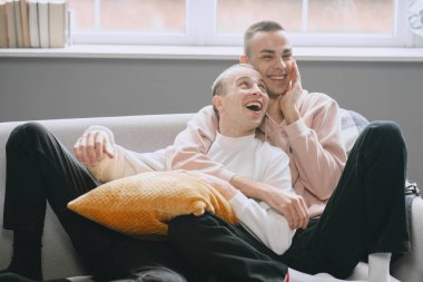 Genç, romantik eşcinsel çift sarılarak vakit geçiriyor.