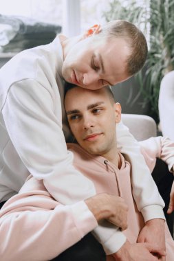 Genç, romantik eşcinsel çift sarılarak vakit geçiriyor.