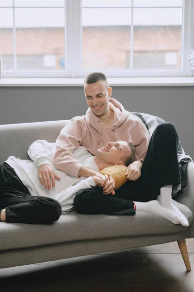 Jong romantisch gay paar besteden dag knuffelen — Stockfoto