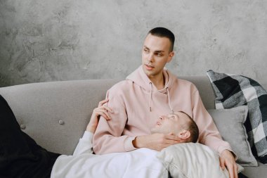 Genç, romantik eşcinsel çift sarılarak vakit geçiriyor.