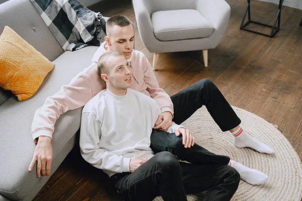 Delighted gay paar kijken televisie samen thuis — Stockfoto