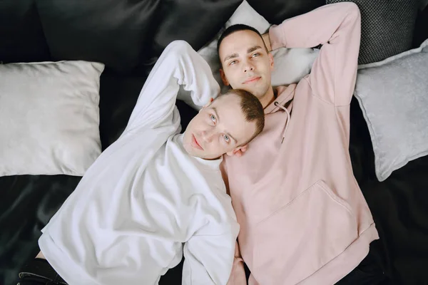 Felice coppia gay sdraiato sul letto a casa — Foto Stock